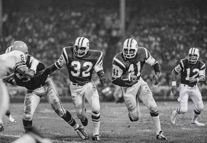 Matt Snell (41) and the Jets' rushing attack weren't enough to spoil the Browns' MNF party.